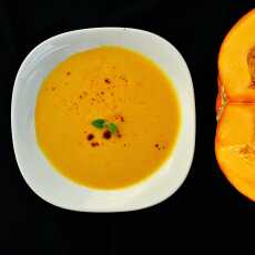 Przepis na Rozgrzewająca zupa dyniowa z mleczkiem kokosowym i zielonym curry.
