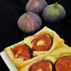 Przepis na O jesieni słów kilka : Ciasto francuskie z figą, serem brie i miodem tymiankowym.