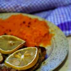 Przepis na Pieczony schab z rozmarynem i cytrynową nutą oraz puree marchewkowe z dodatkiem selera