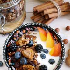 Przepis na Jogurt naturalny z owocami i domową granolą piernikową 