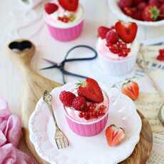 Przepis na Cupcakes cytrynowe z dwukolorowym kremem i czerwonymi owocami