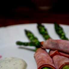 Przepis na Pieczone szparagi z szynką i sosem musztardowo-miodowym