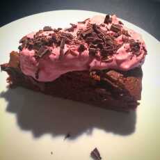 Przepis na Ciasto czekoladowe z kremem malinowym w 30 minut :)