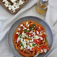 Przepis na Spaghetti z pesto z pieczonej papryki, z karmelizowaną kukurydzą i fetą