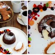 Przepis na Ciasto lawa z Katarzynkami®, ciemną i białą czekoladą, owocami i sorbetem 