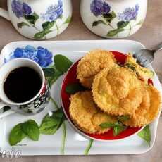 Przepis na Śniadaniowe mini muffinki jajeczne z cukinią, szynką i żółtym serem (bez mąki)