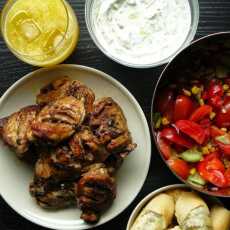 Przepis na Kurczak na sposób grecki z sosem tzatziki i sałatką