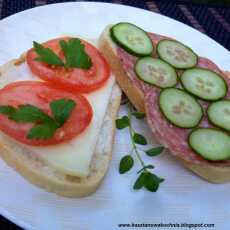 Przepis na Kanapki z serem manchego, salami, ogórkiem i pomidorem