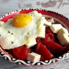 Przepis na Pieczone pomidory z fetą i jajkiem sadzonym