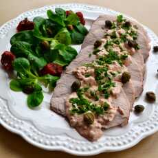 Przepis na Schab gotowany w białym winie podany z sosem tuńczykowym