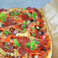 Przepis na Pizza z salami, papryką i pieczarkami