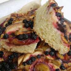 Przepis na Pyszne ciasto drożdżowe z cynamonem, aronią, śliwkami, jabłkami...