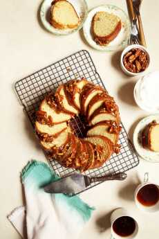 Przepis na Vanilla Bean Bundt Cake with Pecan Praline Glaze