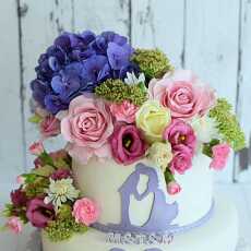 Przepis na Piętrowy tort weselny z żywymi kwiatami