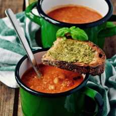 Przepis na Zupa z ciecierzycy, pomidorow i quinoa z tostami pesto.