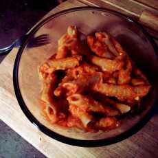 Przepis na Makaron z sosem pomidorowym i serem pleśniowym (porcja ok. 500 kcal, bez sera - 450 kcal) 