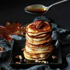 Przepis na Puszyste pancakes z syropem klonowym i pekanami