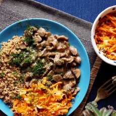 Przepis na Quinoa z gulaszem z kurczęcych żołądków i pikantną surówką z marchewki i pora