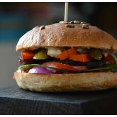 Przepis na Warzywny burger w orkiszowej, razowej bulce