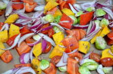 Przepis na Pieczone warzywa sezonowe z sosem z awokado