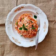 Przepis na Najprostsze spaghetti w sosie pomidorowym