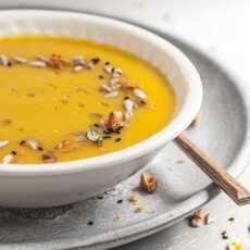 Przepis na Rozgrzewająca zupa marchewkowa z chili i imbirem