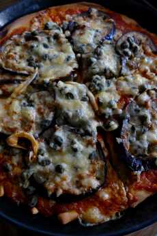 Przepis na Pizza z bakłażanem i kaparami