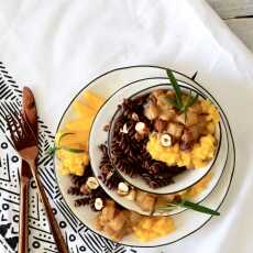Przepis na Makaron czekoladowy z duszonymi gruszkami w maśle orzechowym, salsą mango i orzechami laskowymi