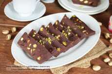 Przepis na Blok czekoladowy z pistacjami i żurawiną