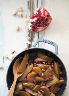 Przepis na Buraki pieczone z pistacjami, granatem i balsamiczną glazurą. Marokańska sałatka na zimną jesień