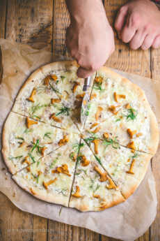 Przepis na Pizza bianca z kurkami