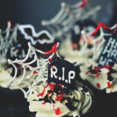 Przepis na Halloween: Babeczki czekoladowe cmentarz z kremem maślanym i dżemem wiśniowym