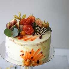 Przepis na Naked cake urodzinowy dekorowany żywymi kwiatami i owocami