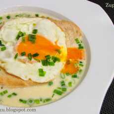Przepis na Zupa czosnkowa z grzankami i sadzonym jajkiem
