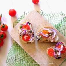 Przepis na CROSTINI CON TONNO, POMODORINI E CAPPERI CZYLI CROSTINI Z TUNCZYKIEM, POMIDORKAMI KOKTAJLOWYMI I KAPARAMI