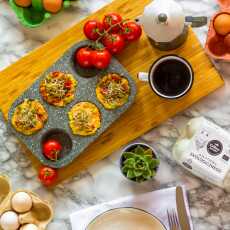 Przepis na Muffiny jajeczne z wędzonym pstrągiem i pomidorami