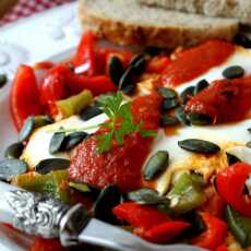 Przepis na Jaja sadzone na pomidorach i papryce z nutą imbiru