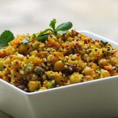 Przepis na Aromatyczna sałatka z ciecierzycą, kaszą quinoa, warzywami oraz świeżą miętą