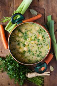 Przepis na Warzywna zupa z kurczakiem i kluseczkami