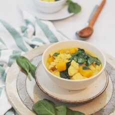 Przepis na Orientalna zupa z dynią, curry i szpinakiem