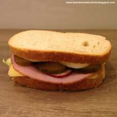 Przepis na Sandwiche z serem, szynką, sałatą, ogórkiem, jajkiem i rzodkiewką