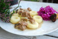 Przepis na Gulasz z jagnięciny ze świeżymi grzybami i sałatką z czerwonej kapusty
