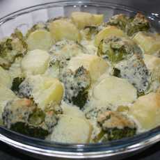 Przepis na Brokuł z ziemniakami pod sosem z trzech serów