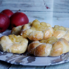 Przepis na Drożdżówki z jabłkami