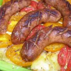 Przepis na Biała kiełbasa z ziemniakami,pomidorami,oregano...