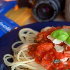 Przepis na Spaghetti z pomidorami i tuńczykiem