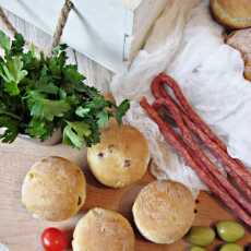 Przepis na Bułeczki z kabanosami, zielonymi oliwkami i suszonymi pomidorami