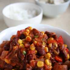 Przepis na Pikantna potrawka z kiełbasą, kukurydzą i pomidorami 
