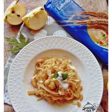 Przepis na Makaron spaghetti ze smażonymi jabłkami i płatkami migdałowymi. 