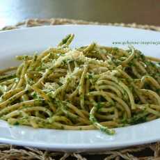 Przepis na Spaghetti z domowym pesto to żadne gotowanie, ale to fantastyczny sposób na włączenie kwasów Omega 3 i chlorofilu do diety. 